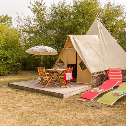 Camping glamping dans une tente Tipi atypique