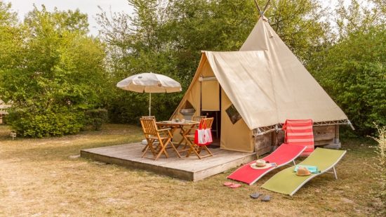 Camping glamping dans une tente Tipi atypique