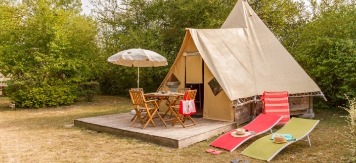Camping glamping dans une tente Tipi atypique
