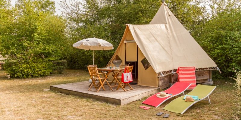 Camping glamping dans une tente Tipi atypique