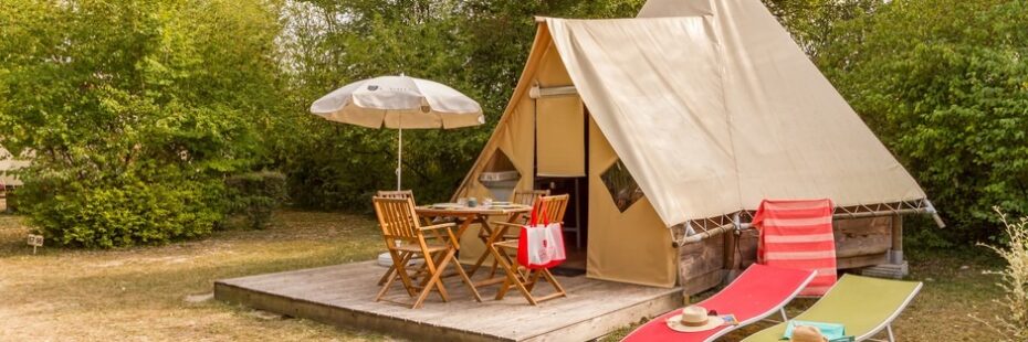 Camping glamping dans une tente Tipi atypique