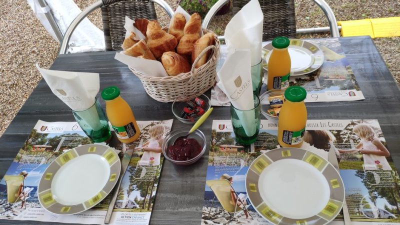 Service de petit déjeuner français au camping